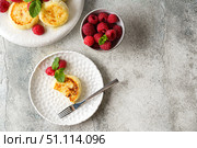 cottage cheese pancakes with raspberries and mint. Стоковое фото, фотограф Julia Lavleis / Фотобанк Лори