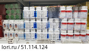 Shelves in a Thai store with biologically active supplements and vitamins. In the foreground are white plastic jars with various capsules and tablets. In the center are packages of sea calcium Kal Kav (Kal Kab) in white and blue jars — a popular remedy for strengthening bones, replenishing calcium deficiency and preventing osteoporosis. On the right are jars with the L-Carnitine supplement from Yanhee, designed to improve metabolism, increase endurance and control weight. On the left are jars with an image of a woman on the label — traditional Thai herbal remedies. On the bottom shelf are price tags and explanations in Russian describing the benefits of the supplements: disease prevention, strengthening the body, support for the nervous system and joints.The image is perfect for illustrating topics related to vitamins, natural supplements, healthy lifestyle, disease prevention and products from Thailand. (2018 год). Редакционное фото, фотограф Анна Кривицкая / Фотобанк Лори