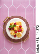 cottage cheese pancakes with raspberries and mint on pink background. Стоковое фото, фотограф Julia Lavleis / Фотобанк Лори