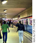 A group of people is walking along the subway platform in the early morning. A group of people is walking along the subway platform in the early morning. Russia. Moscow. 19.08.25. Редакционное фото, фотограф Ярославский Максим / Фотобанк Лори