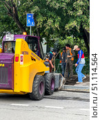 A construction crew is working on the sidewalk. Russia. Moscow. 19.08.25. Редакционное фото, фотограф Ярославский Максим / Фотобанк Лори
