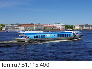 Судно на подводных крыльях "Метеор-184" в водоизмещающем режиме. Санкт-Петербург, река Большая Нева (2021 год). Редакционное фото, фотограф Алексей Иванов / Фотобанк Лори