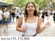 Cheerful young girl walking along summer La Rambla in Barcelona. Стоковое фото, фотограф Яков Филимонов / Фотобанк Лори