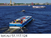 Прогулочно-экскурсионный теплоход "Император" и другие суда напротив Петропавловской крепости. Санкт-Петербург, река Нева (2021 год). Редакционное фото, фотограф Алексей Иванов / Фотобанк Лори