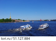 СПК "Метеор-186" и теплоход "Звезда Невы", дельта реки Невы, Санкт-Петербург (2021 год). Редакционное фото, фотограф Алексей Иванов / Фотобанк Лори