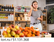 Female shopper has difficulty remembering what to buy at grocery supermarket. Стоковое фото, фотограф Яков Филимонов / Фотобанк Лори