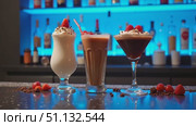 Три красочных коктейля со взбитыми сливками на стойке бара / Three colorful cocktails with whipped cream on bar counter at night. Стоковое AI-видео, аниматор DeFusum / Фотобанк Лори