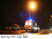 Дорожная авария ночью зимой: полиция и скорая помощь на месте происшествия. Стоковое фото, фотограф Мария Сергеева / Фотобанк Лори