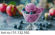 Свежее черничное мороженое в стеклянной пиале на фоне фруктов / Fresh blueberry ice cream in a glass bowl with fruit backdrop. Стоковое AI-видео, аниматор DeFusum / Фотобанк Лори