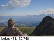 Человек смотрит на горы, жизнь удалась. Стоковое фото, фотограф Илья Лернер / Фотобанк Лори