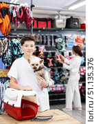 Teen boy choose carrier for small pet Yorkshire terrier dog. Стоковое фото, фотограф Яков Филимонов / Фотобанк Лори