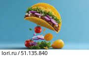 Floating taco hovering over azure background, accompanied by vibrant chopped tomatoes, crisp onions, fresh lettuce, melting cheese in appetizing culinary arrangement. Стоковое AI-видео, аниматор Юрий Поздников / Фотобанк Лори