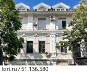 Доходный дом 1918 года постройки . Владивосток, улица Адмирала Фокина, дом 17. Редакционное фото, фотограф Овчинникова Ирина / Фотобанк Лори