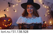 A witch presents creative Halloween ideas for decorations and costumes in a festive ambiance. Стоковое AI-видео, аниматор Данила Большаков / Фотобанк Лори