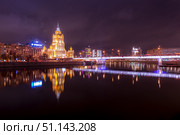 Hotel Ukraine or Radisson, reflected in the Moscow River. Night lights and illumination on embankment. (2019 год). Редакционное фото, фотограф Емельянов Евгений Викторович / Фотобанк Лори