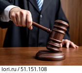 Рука судьи с судейским молотком перед вынесением вердикта. Стоковое AI-изображение, AI-художник Руслан Лесков / Фотобанк Лори