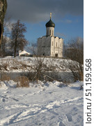 Церковь Покрова на Нерли зимним зимой.  Сверкает золотой крест (2006 год). Стоковое фото, фотограф Ирина Терентьева / Фотобанк Лори