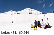 Climbers rest on a slope during their ascent of Mount Elbrus, Russia. Редакционное фото, фотограф VittoriaChe / Фотобанк Лори