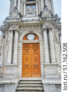 ISTANBUL, TURKEY - NOVEMBER 23, 2021: Clock tower at the entrance to the Dolmabahce Palace. Редакционное фото, фотограф Наталия Кирсанова / Фотобанк Лори
