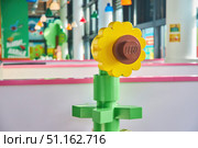 ISTANBUL, TURKEY - NOVEMBER 27, 2021: Lego Discovery Center at the Forum Istanbul Shopping Complex. A large Lego flower. Редакционное фото, фотограф Наталия Кирсанова / Фотобанк Лори
