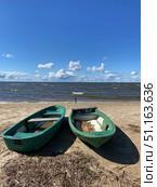 Две лодки на берегу озера. Стоковое фото, фотограф Лунева Лариса / Фотобанк Лори