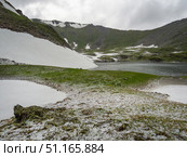Glacial mountain lake. Snowed in the summer. Стоковое фото, фотограф Саблин Станислав / Фотобанк Лори