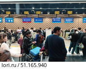 Очередь на регистрацию в аэропорту Шереметьево у стоек AirSerbia. Редакционное фото, фотограф Мария Сергеева / Фотобанк Лори