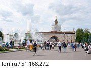 Москва.ВДНХ.Люди гуляют  возле фонтана "Каменный цветок" Редакционное фото, фотограф Татьяна Шикова / Фотобанк Лори