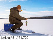 Fishman ice fishing on frozen lake. Стоковое фото, фотограф Сергей Чуйко / Фотобанк Лори