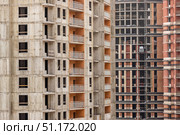 Фасадыстроящихся многоэтажных домов из бетона и кирпича. Стоковое фото, фотограф Кирилл Сиротюк / Фотобанк Лори