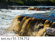 Быстрое течение реки через каменный уступ. Тосненский водопад. Равнинный водопад на реке. Стоковое фото, фотограф AllNikArt / Фотобанк Лори