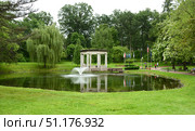 World War Memorial Pavillion on banks of Pond in Congress Park, Saratoga Springs, New York, United States (2015 год). Редакционное фото, фотограф Валерия Попова / Фотобанк Лори