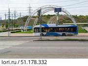 Троллейбус БКМ 32100D с возможностью автономного хода на остановке Стадион Арена, Волгоград, Россия (2022 год). Редакционное фото, фотограф Андрей Цыганков / Фотобанк Лори