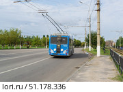 Троллейбус БКМ 32100D с возможностью автономного хода движется по проспекту Ленина вдоль линии скоростного трамвая. Волгоград, Россия. (2022 год). Редакционное фото, фотограф Андрей Цыганков / Фотобанк Лори