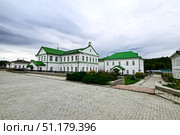 Иоанно-Введенский Междугорский  женский монастырь. Архиерейский корпус с домовой церквью Введения во храм Пресвятой Богородицы и  Игуменский дом. Поселок Прииртышский Тюменской области. Стоковое фото, фотограф Александр Тараканов / Фотобанк Лори