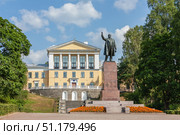 Памятник В. И. Ленину перед лицеем № 445 в г. Зеленогорске (Курортный район г. Санкт-Петербурга). (2014 год). Редакционное фото, фотограф Елена Арсентьева / Фотобанк Лори