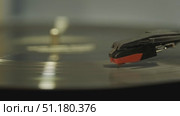 Old vinyl record player turning. Стоковое видео, видеограф Михаил Коханчиков / Фотобанк Лори