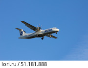 Самолет АТР-72 RA-67687 заходит на посадку. Редакционное фото, фотограф Илья Юрукин / Фотобанк Лори