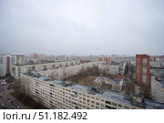 Городской пейзаж с высоты птичьего полета, показывающий плотную застройку панельными домами в пасмурную погоду (2019 год). Стоковое фото, фотограф Кирилл Сиротюк / Фотобанк Лори