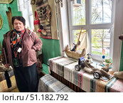 Экскурсовод в музее валенок в Мышкине. Редакционное фото, фотограф Мария Сергеева / Фотобанк Лори