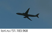 Airplane taking off in sky. Стоковое видео, видеограф Михаил Коханчиков / Фотобанк Лори