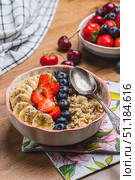 Oatmeal porridge with strawberries, blueberries and banana. Стоковое фото, фотограф Светлана Денисова / Фотобанк Лори