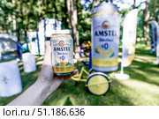Moscow, Russia, 7 Jule 2019, Person hold can Amstel non-alcoholic beer in hand. Редакционное фото, фотограф Spirit River / Фотобанк Лори