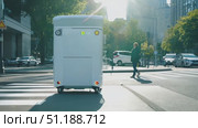A delivery robot moves along city streets, maneuvering through traffic and pedestrians in bright afternoon sunlight. Стоковое AI-видео, аниматор Данила Большаков / Фотобанк Лори