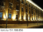 Petrozavodsk, Karelia, Russia, January 14, 2025: Karl Marx Avenue, center. Winter garlands and Christmas decorations, festive decor. Cozy spaces and magical atmosphere during the holiday season. Редакционное фото, фотограф Юлия Петровская / Фотобанк Лори