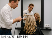 Процесс работы стилиста, парикмахера, хейрстилиста в салоне красоты. Стоковое AI-изображение, AI-художник Sergey Starostin / Фотобанк Лори