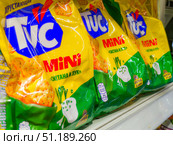 Изображение показывает несколько упаковок чипсов TUC Mini со вкусом сметаны и лука, расположенных на полке. Редакционное фото, фотограф Valeryi Vysotkov / Фотобанк Лори