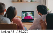 A group of family members gathers around a laptop, engaging with a lively host on-screen while sharing smiles and laughter in their cozy living room. Стоковое AI-видео, аниматор Данила Большаков / Фотобанк Лори