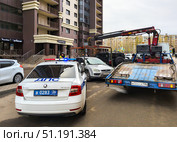 Эвакуатор грузит автомобиль, нарушивший правила парковки, Коминтерновский район, Воронеж. Редакционное фото, фотограф Вячеслав Палес / Фотобанк Лори