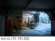 Tbilisi, Georgia - 04 January, 2023: Shota Rustaveli Avenue. Bookstore in the gateway. Редакционное фото, фотограф Наталия Кирсанова / Фотобанк Лори